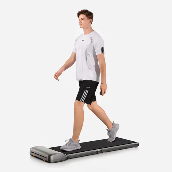 Découvrez le tapis de marche pliable et compact, idéal pour rester actif au bureau ou à la maison. Conçu pour une utilisation silencieuse et discrète, il s'adapte à votre espace de travail pour optimiser votre bien-être quotidien.