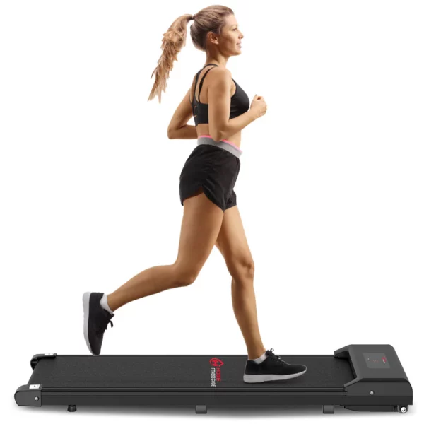 Une femme active utilise un tapis de marche compact et moderne pour s'entraîner. Idéal pour une utilisation à domicile ou au bureau, ce tapis de marche offre une solution pratique pour intégrer l'exercice physique dans votre routine quotidienne.