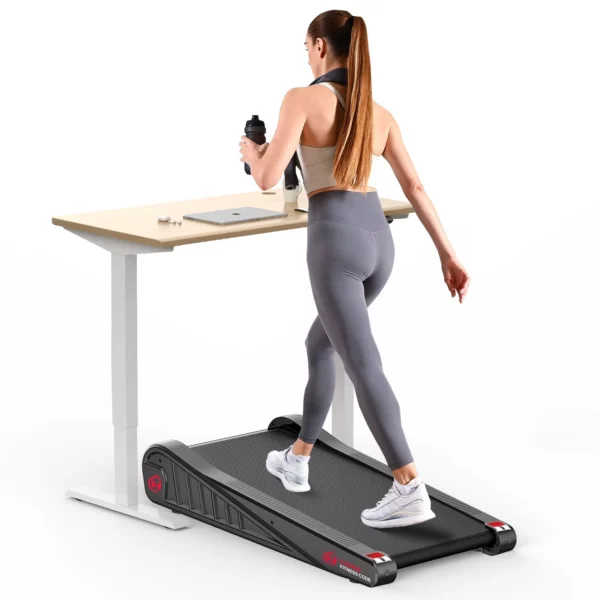 Découvrez le tapis de marche incliné HomeFitnessCode, parfait pour intégrer de l'exercice à votre routine de travail. Placez-le sous votre bureau et profitez d'une activité physique douce tout en restant productif. Idéal pour un mode de vie actif au bureau.