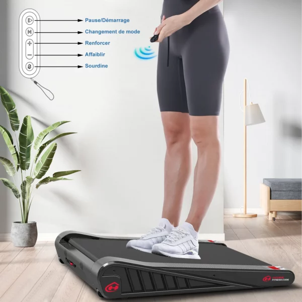 Découvrez le tapis de course HomeFitnessCode avec télécommande intuitive pour un contrôle facile : pause/démarrage, changement de mode, réglage de l'intensité et fonction sourdine. Parfait pour un entraînement personnalisé et silencieux à la maison.
