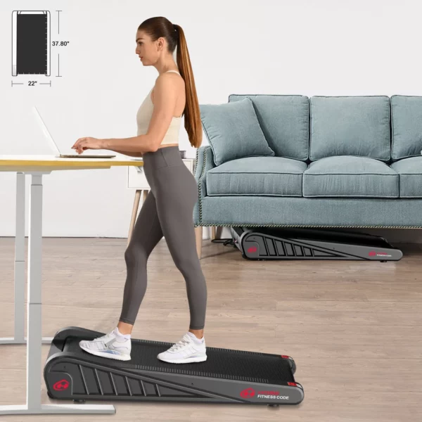 Optimisez votre espace de travail avec le tapis de marche incliné HomeFitnessCode. Idéal pour une utilisation sous un bureau, il vous permet de rester actif tout en travaillant. Avec son design compact et une inclinaison de 5%, il se range facilement sous le canapé lorsqu'il n'est pas utilisé.